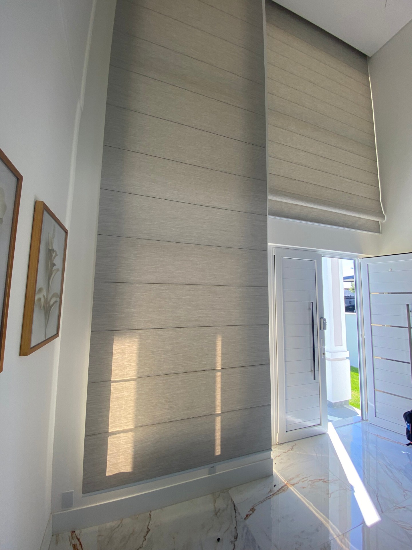 Cortinas com dobras horizontais em janelas de pé-direito alto.